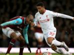 jordon-ibe-kanan-mencoba-melewati-pemain-west-ham-united_20160210_110920.jpg