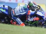 jorge-lorenzo-memacu-motornya-pada-sesi-kualifikasi-gp-perancis_20150517_195840.jpg