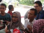 juru-bicara-teman-ahok-amalia-ayuningtyas-berjilbab-menjawab-pertanyaan-wartawan_20160605_095246.jpg