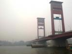kabut-asap-masih-menyelimuti-kota-palembang_20151024_140407.jpg