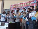 kapolres-musi-rawas-utara-eko-sumaryanto-rilis-perkara-kurir-81111-gram-sabu-selasa-2192021.jpg
