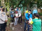 kapolres-ogan-ilir-akbp-yusantiyo-sandhy-bersama-gmi-membagikan-bansos.jpg