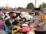 kapolres-pali-akbp-agus-rizal-triadi-sik-bagikan-masker.jpg