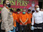 kapolrestabes-medan-kombes-pol-riko-sunarko-menginterogasi-sekda-nias-utara-yafeti-nazara.jpg