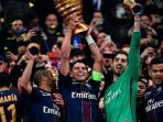 kapten-psg-thiago-silva-mengangkat-trofi_20170402_070149.jpg