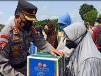 karo-ops-polda-sumatera-selatan-kombes-pol-kamaruddin-beri-bingkisan-ke-warga.jpg