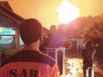 kebakaran-kilang-pertamina-terlihat-dari-permukiman-warga-di-kelurahan-lomanis.jpg