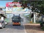 kendaraan-awc-polres-ogan-ilir-semprotkan-disinfektan-senin-2862021.jpg