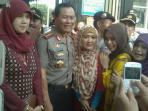 kepala-polri-jenderal-pol-sutarman-melayani-permintaan-berfoto-bersama-warga-grand-wisata.jpg