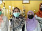 kepala-sekolah-smp-negeri-1-talang-kelapa-erlin-farida-spd-kedua-dari-kiri.jpg