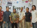 ketua-kpu-bandar-lampung-dedy-triadi-foto-bersama-redaktur-tribun-sumsel.jpg