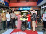 khadijah-pemenang-undian-isi-bbm-berhadiah-sepeda-motor-honda-revo-senilai-rp-158-juta.jpg