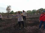 kompol-rivow-lapu-meninjau-lahan-tidur-bekas-terbakar-di-desa-arisan-jaya-oi.jpg