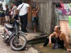 kondisi-warga-yang-mencari-bayi-nadin-di-parit-depan-rumah.jpg