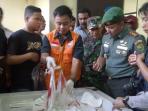 letkol-inf-djamaludin-mengamati-proyektil-peluru_20160105_144707.jpg