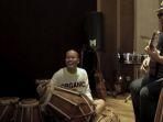 lirik-dan-chord-gitar-paling-mudah-lagu-bahasa-sunda-sule-feat-doel-sumbang-runtah.jpg
