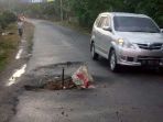 lobang-besar-di-jalan-aspal-ramai-lalulintas-terlihat-menganga-di-kawasan-desa-belatung_20180509_200053.jpg