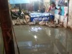 lumpur-yang-memenuhi-teras-dan-lantai-toko-milik-warga-yang-membuat-heboh_20180503_214852.jpg