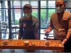 manager-pizza-hut-sudirman-sutrisno-memperlihatkan-new-pizza-limo-kamis-9122021.jpg