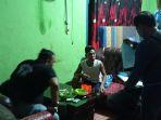 marwan-tersangka-penggelapan-uang-kerupuk-saat-diamankan-tim-beguyur-bae.jpg