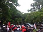 massa-pendukung-abraham-samad-mengajak-mahasiswa-hukum-unhas.jpg