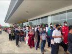 masyarakat-kota-prabumulih-sejak-pukul-0300-dini-hari-antre-di-depan-citimall-prabumulih12.jpg