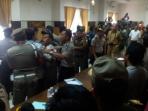 mediasi-antara-masa-aksi-barisan-pemuda-lengkiti-bersatu-bplb-antara-pt-gunung-pantara-barisan_20160517_131814.jpg