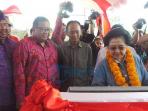 megawati-menandatangani-plakat-bertuliskan-pengisian-awal-waduk-titab-ularan_20151214_184134.jpg