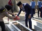 menaburkan-bunga-di-makam-pahlawan-pada-Upacara.jpg