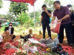 mertua-vanessa-ke-makam.jpg