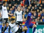 messi-mencoba-melewat-kepungan-pemain-valencia_20181008_072937.jpg