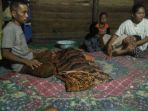 mina-rosila-menangisi-anaknya-oke-yang-meninggal-dunia_20180419_193410.jpg