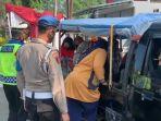 mobil-pikap-tutup-terpal-bawa-pemudik.jpg