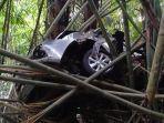 mobil-terjun-ke-jurang-sedalam-10-meter-di-maribaya-lembang.jpg