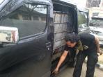 mobil-yang-sudah-dimodifikasi-untuk-selundupkan-minyak-diamankan-di-polresta-palembang.jpg