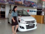 model-berfoto-bersama-mobil-suzuki-ertiga-jumat-2032015.jpg