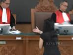 momen-yang-menyita-perhatian-tampak-hakim-Pengadilan-Negeri-PN-Jakarta-Selatan-menola.jpg