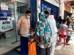 nasabah-sedang-melakukan-proses-pencairan-bpum-di-bank-bri.jpg