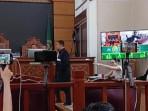 nikita-mirzani-ngamuk-saling-tunjuk-dengan-jaksa-di-sidang-reza-gladys.jpg