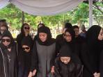 olla-ramlan-pingsan-di-pemakaman-ibu.jpg