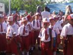 orangtua-saat-mengantarkan-anaknya-ke-sdn-13-banyuasin-iii_20160718_094705.jpg