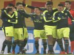 para-pemain-arsenal-merayak-gol-yang-diciptkan-lucas-perez_20161207_074849.jpg