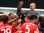 para-pemain-bayern-muenchen-mengangkat-josep-guardiola_20160522_064327.jpg