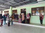 para-wali-murid-menunggu-di-luar-kelas-di-sekolah-tk-kartika-ii-4-palembang.jpg