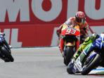 pebalap-movistar-yamaha-asal-italia-valentino-rossi-depan-memacu-motornya_20160626_221024.jpg