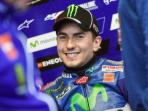 pebalap-movistar-yamaha-asal-spanyol-jorge-lorenzo-tertawa_20150516_072256.jpg