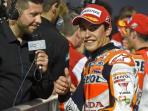 pebalap-repsol-honda-marc-marquez-mengacungkan-jempol.jpg