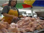 pedagang-ayam-di-pasar-7-ulu-palembang-selasa-672021.jpg