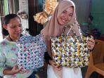 pedagang-di-martapura-oku-timur-sulap-limbah-plastik-jadi-tas-anyaman.jpg