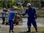pegawai-medco-sapa-petani-di-desa-trijaya-kecamatan-bts-ulu-musirawas-sumsel.jpg